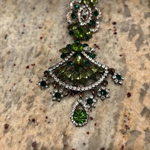 Woman's gorgeous sparkly crystal earring. It's only women earring. Faux crystals - Picture 4 of 10